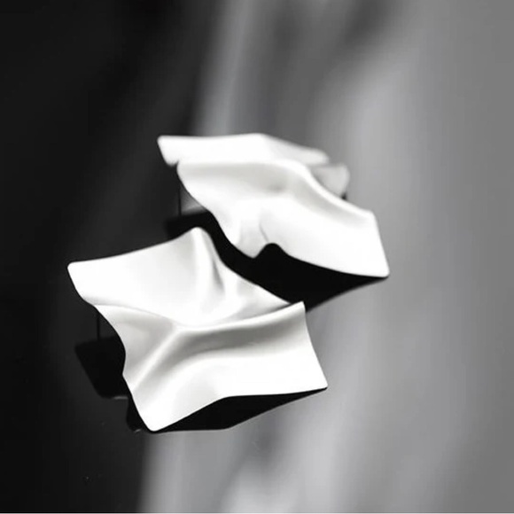 PURSUITS Mobula Earrings (Satin Silver) - Picture 1 of 2